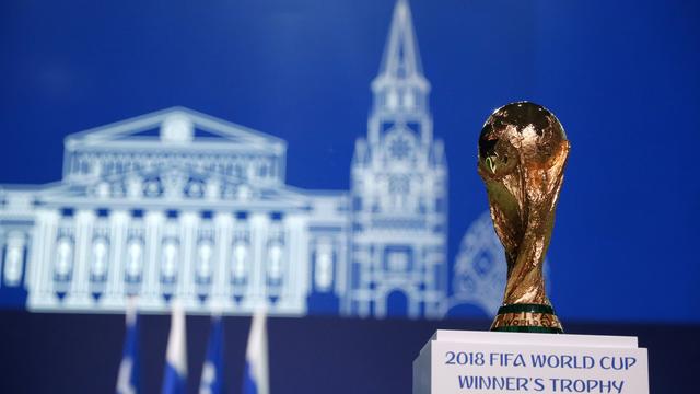 Le trophée de la Coupe du monde de football est un trophée en or récompensant les vainqueurs de la Coupe du monde de la FIFA. [AP Photo - Pavel Golovkin]