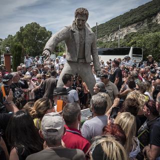 Inauguration de la statue de Johnny Hallyday créée par le sculpteur Daniel Georges dans le village de Viviers en France. [AFP - Jean-Philippe Ksiazek]