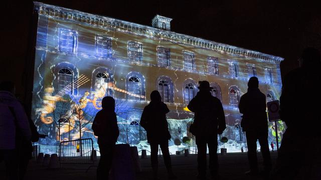 Les bâtiments et monuments de la ville de Morat illuminés lors du premier festival des lumières en 2016. [keystone - Cyril Zingaro]