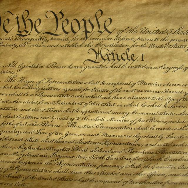 "We the people" ("Nous le peuple"), premiers mots de la Constitution américaine de 1787 qui stipule une séparation stricte des pouvoirs législatif, exécutif et judiciaire. Elle a été ratifiée à l'origine par treize Etats fédérés. [flickr - Jonathan Thorne]