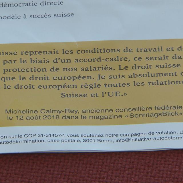 La citation de Micheline Calmy-Rey dans le flyer de l'UDC. [RTS]