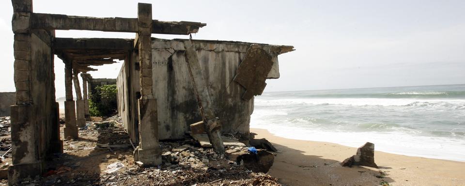 Une maison détruite par l'érosion sur une plage du Grand Lahou, en Côté d'Ivoire. [Reuters - Luc Gnago]