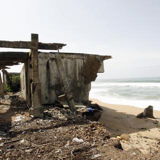 Une maison détruite par l'érosion sur une plage du Grand Lahou, en Côté d'Ivoire. [Reuters - Luc Gnago]