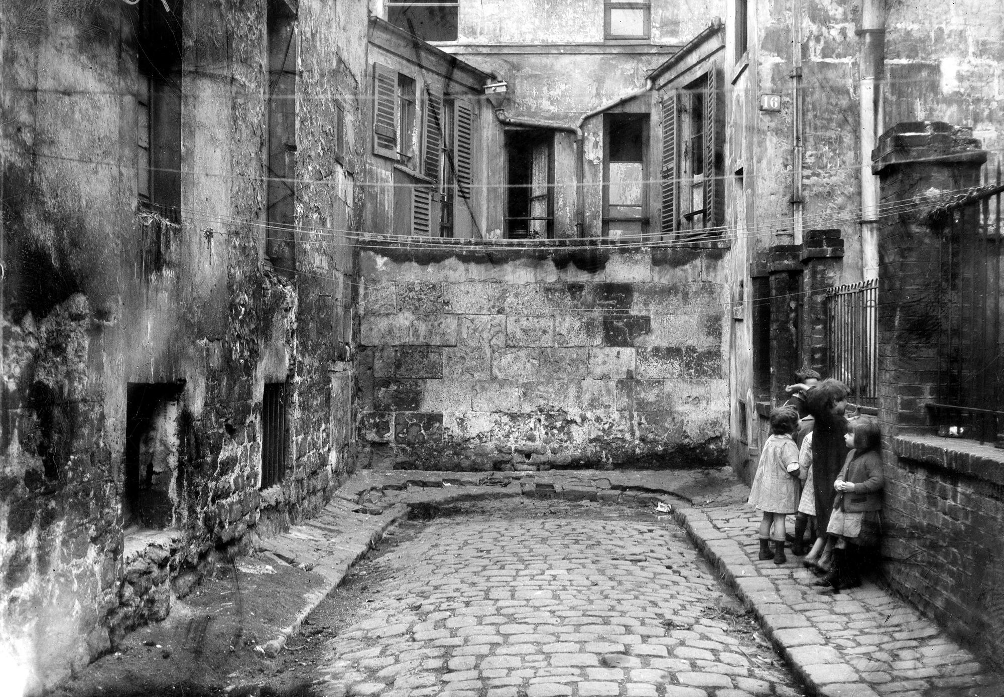 Une impasse à Belleville, Paris, en 1937. [AFP - Roger-Viollet]