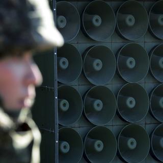 Un soldat sud-coréen devant un mur de haut-parleurs utilisés pour la diffusion de propagande anti-Pyongyang près de la frontière. [Keystone - Lim Tae-hoon]