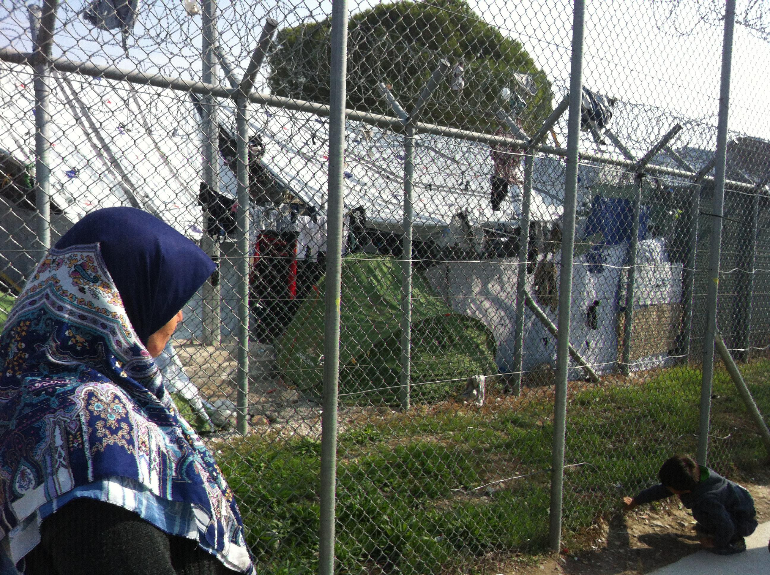 Des migrants vivent à l'intérieur comme à l'extérieur des enceintes du camp de Moria, sur l'île grecque de Lesbos. [RTS - Angélique Kourounis]