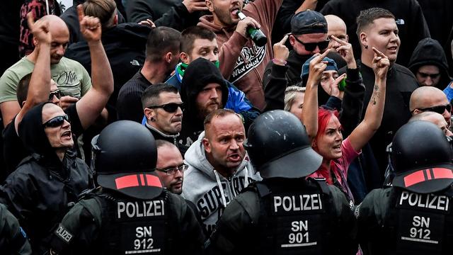 Tensions entre manifestants d'extrême-droite et forces de l'ordre lundi soir à Chemnitz. [EPA/Keystone - Filip Singer]