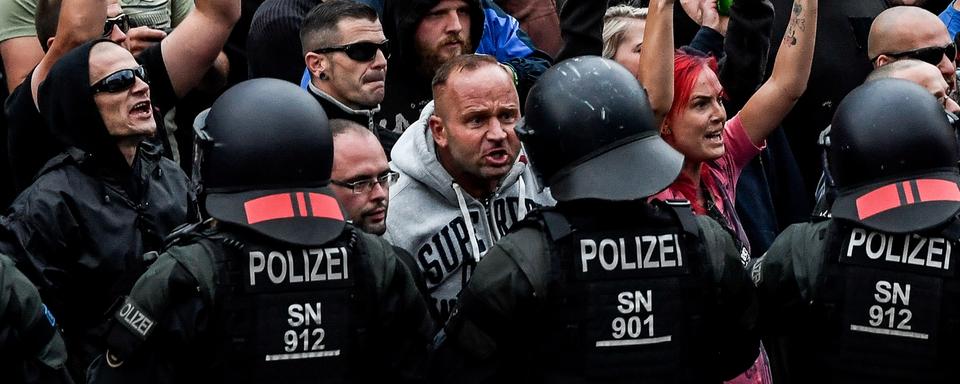 Tensions entre manifestants d'extrême-droite et forces de l'ordre lundi soir à Chemnitz. [EPA/Keystone - Filip Singer]