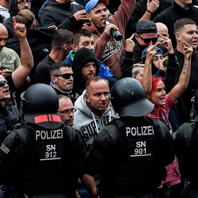 Tensions entre manifestants d'extrême-droite et forces de l'ordre lundi soir à Chemnitz. [EPA/Keystone - Filip Singer]