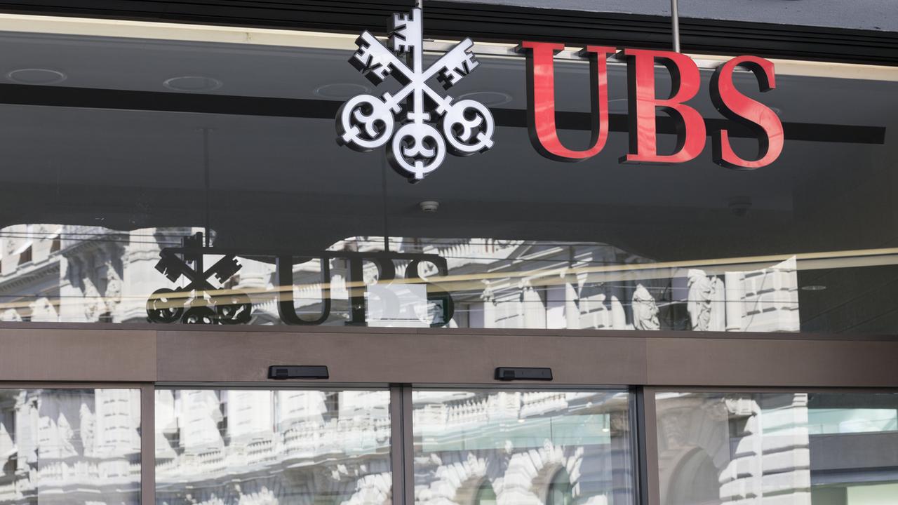 L'entrée de la banque UBS, sur la Paradeplatz de Zurich. [Keystone - Gaetan Bally]
