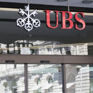 L'entrée de la banque UBS, sur la Paradeplatz de Zurich. [Keystone - Gaetan Bally]