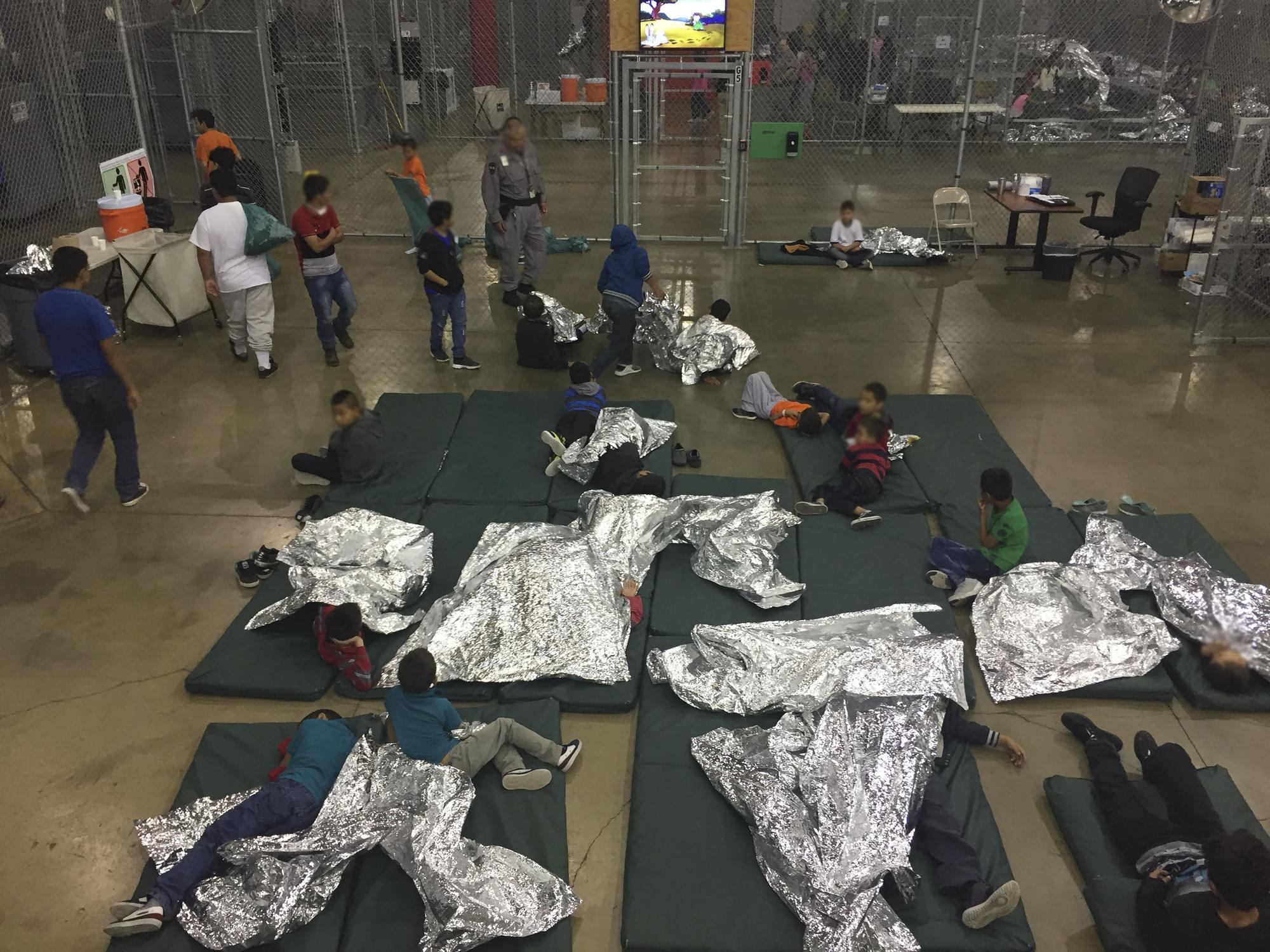 Les images du centre de rétention de McAllen fournies par le contrôle aux frontières montrent des enfants drapés de couvertures de survie. [AFP - US Customs and Border Protection]