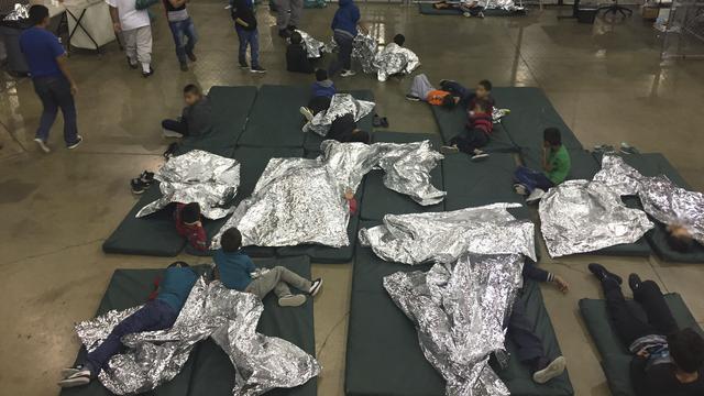 Les images du centre de rétention de McAllen fournies par le contrôle aux frontières montrent des enfants drapés de couvertures de survie. [AFP - US Customs and Border Protection]