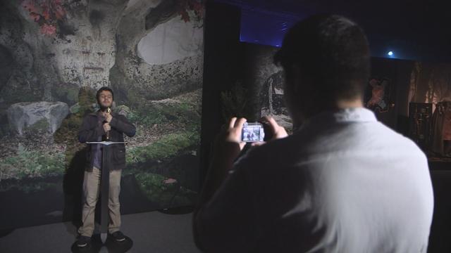 Un visiteur de l'exposition sur "Game of Thrones" à Paris Expo. [RTS - DR]