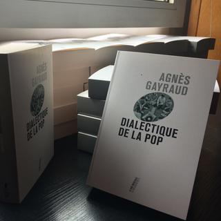 Couverture du livre "Dialectique de la pop" d'Agnès Gayraud. [Editions La Découverte.]
