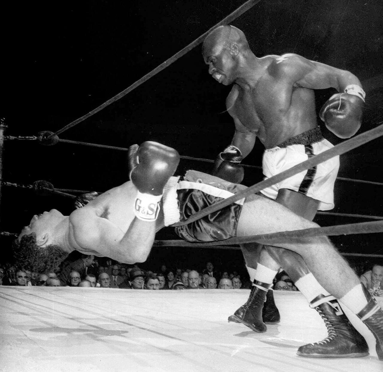 Rubin Carter, dit "Hurricane", ici en 1962 lors d'un combat contre Florentino Fernandez. [AP Photo / Keystone - Marty Lederhandler]