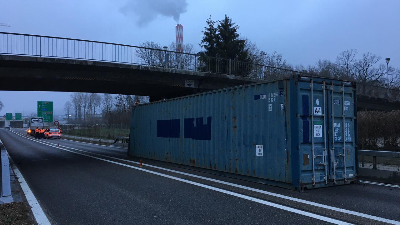Un conteneur maritime, transporté sur un véhicule articulé, a glissé sur la chaussée à Bienne (BE). [Police cantonale bernoise]