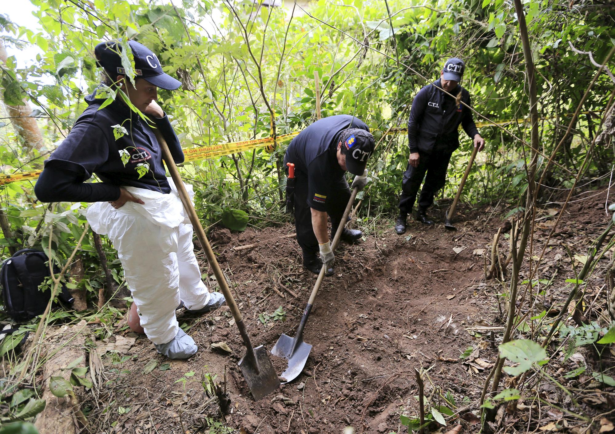 Grâce aux indications d'ex-guérilleros, des équipes médico-légales tentent de retrouver le corps de personnes disparues pendant le conflit en Colombie. [Reuters - Jose Miguel Gomez]