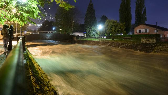 La Vièze en crue avait nécessité l'évacuation d'un quartier de Monthey le 01.05.2015. [Keystone - Laurent Gilliéron]