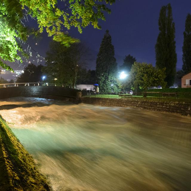 La Vièze en crue avait nécessité l'évacuation d'un quartier de Monthey le 01.05.2015. [Keystone - Laurent Gilliéron]