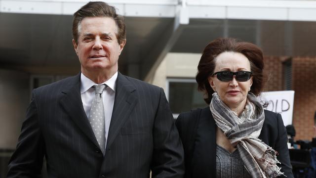 Paul Manafort, ancien chef de campagne du républicain Donald Trump en 2016, avec sa femme Kathleen à l'occasion d'une audience à Alexandria en mars 2018. [AP/Keystone - Jacquelyn Martin]