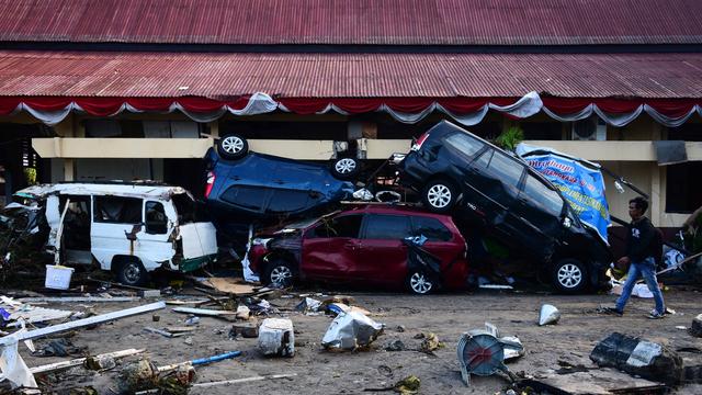 Des véhicules entassés par la vague du tsunami dans la ville côtière de Palu en Indonésie. [EPA/Wilander/Keystone]