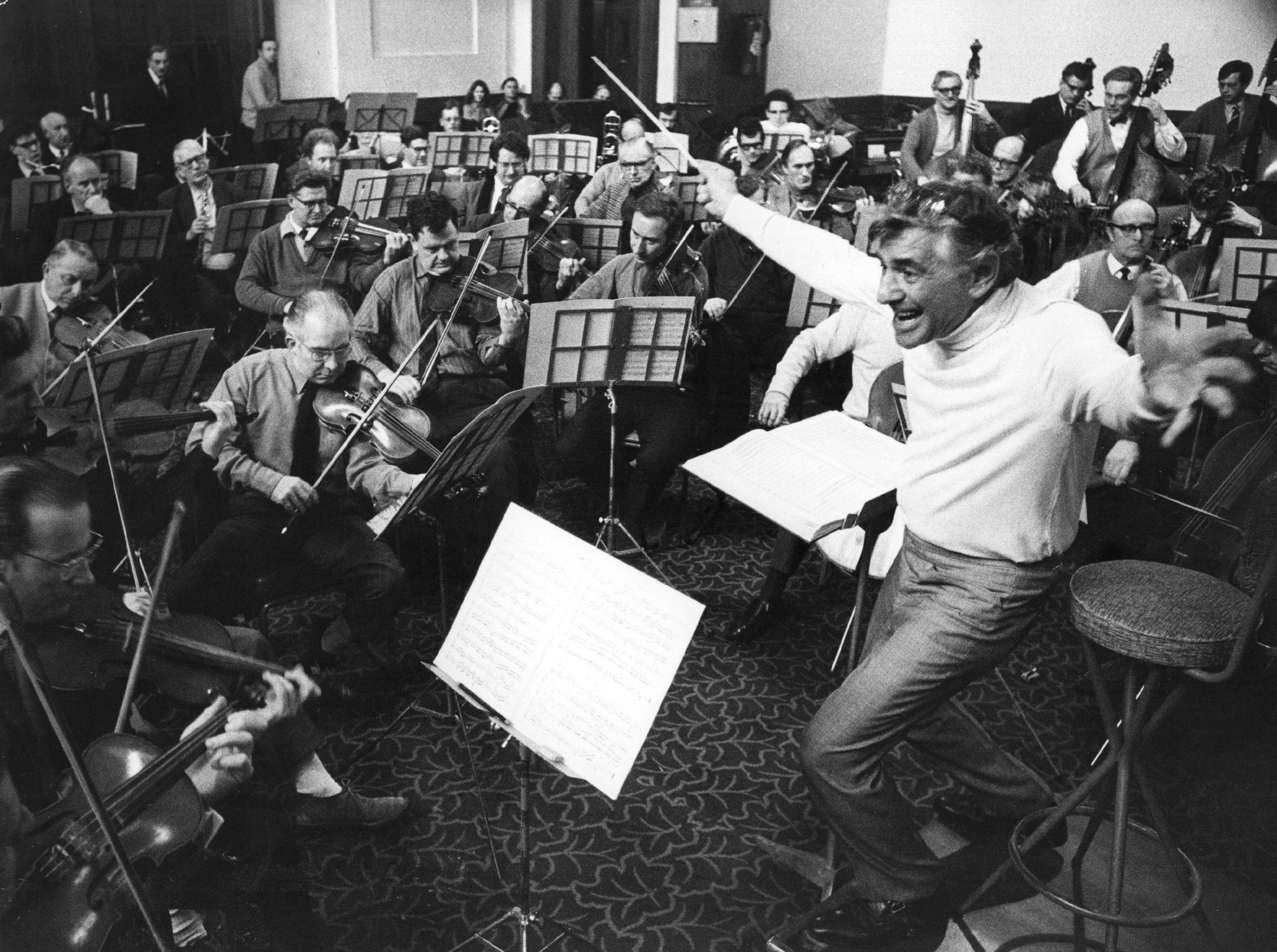 Leonard Bernstein à la tête du London Symphony Orchestra. [Getty Images - Ian Showell]