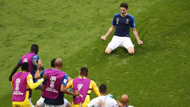 Benjamin Pavard fête son magnifique but contre l'Argentine devant ses coéquipiers. [Robert Ghement]