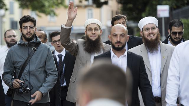 Les trois responsables du Conseil central islamique de Suisse en procès, Naim Cherni, Qaasim Illi et Nicolas Blancho (de g. à dr.), le 16 mai 2018 à Bellinzone.