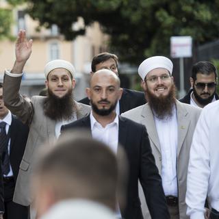 Les trois responsables du Conseil central islamique de Suisse en procès, Naim Cherni, Qaasim Illi et Nicolas Blancho (de g. à dr.), le 16 mai 2018 à Bellinzone.