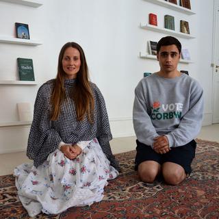 Sherin Khankan, imama de la mosquée Mariam à Copenhague, et Jonas 25 ans, bénévole. [RTS - Cerise Maréchaud]