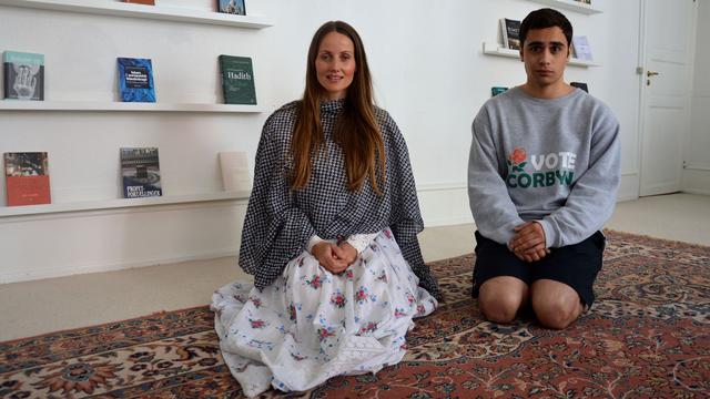 Sherin Khankan, imama de la mosquée Mariam à Copenhague, et Jonas 25 ans, bénévole. [RTS - Cerise Maréchaud]