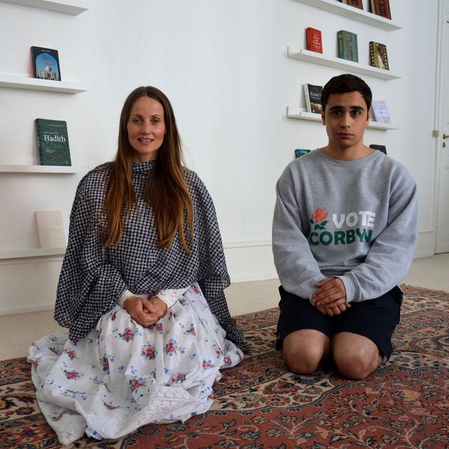 Sherin Khankan, imama de la mosquée Mariam à Copenhague, et Jonas 25 ans, bénévole. [RTS - Cerise Maréchaud]