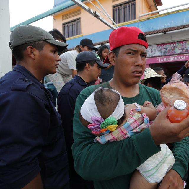 Des migrants honduriens ravitaillés à Huixtla, au Mexique, le 23 octobre 2018 [EPA - JOSE MENDEZ]