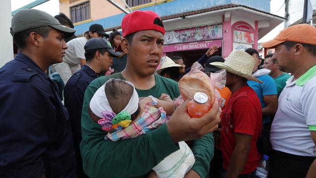 Des migrants honduriens ravitaillés à Huixtla, au Mexique, le 23 octobre 2018 [EPA - JOSE MENDEZ]