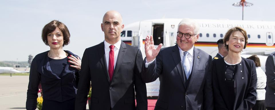 Le président de la Confédération Alain Berset et son épouse accueillent le président allemand Frank-Walter Steinmeier, lui aussi accompagné de son épouse, à l'aéroport de Kloten. [Keystone - Peter Klaunzer]