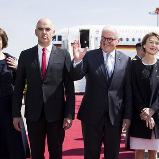 Le président de la Confédération Alain Berset et son épouse accueillent le président allemand Frank-Walter Steinmeier, lui aussi accompagné de son épouse, à l'aéroport de Kloten. [Keystone - Peter Klaunzer]