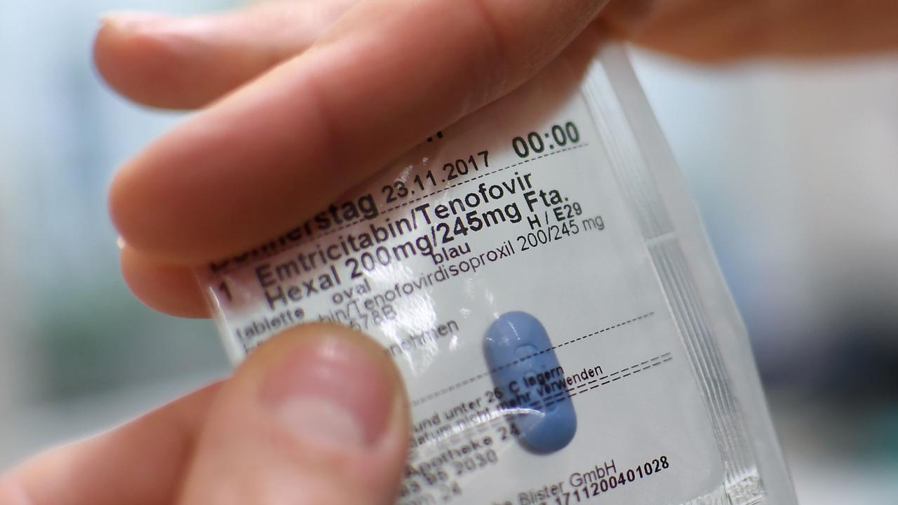 Un pharmacien tient un paquet de PREP, pillule préventive contre le VIH. [AFP - Britta Pedersen]
