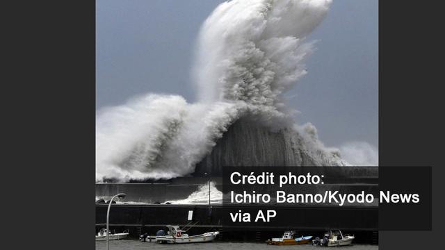 La monstrueuse vague sur les côtes japonaises. [Kyodo News via AP - Ichiro Banno]