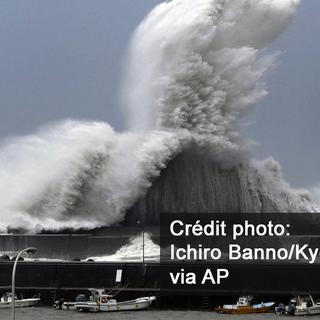 La monstrueuse vague sur les côtes japonaises. [Kyodo News via AP - Ichiro Banno]