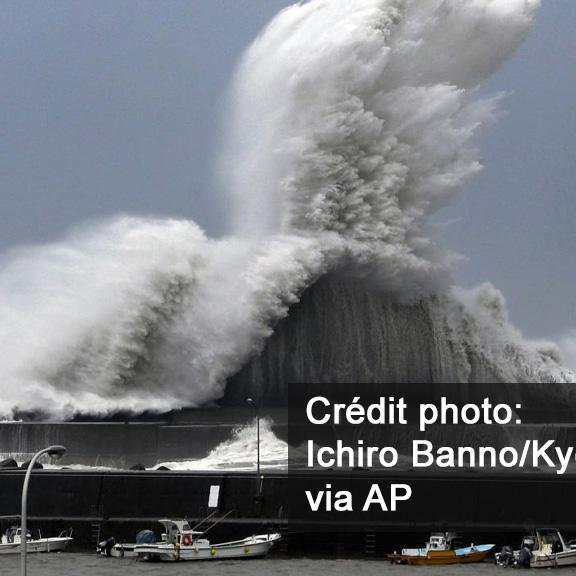 La monstrueuse vague sur les côtes japonaises. [Kyodo News via AP - Ichiro Banno]