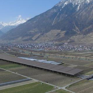 La phase test de la pose de panneaux solaires au-dessus de l'autoroute sera menée à Fully, en Valais. [Swiss Energy Pier]