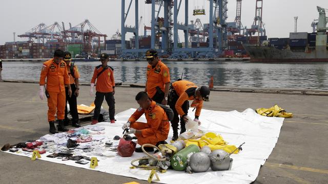 Des sauveteurs indonésiens trient les objets récupérés sur le site du crash de l'avion de Lion Air. [EPA - Mast Irham]