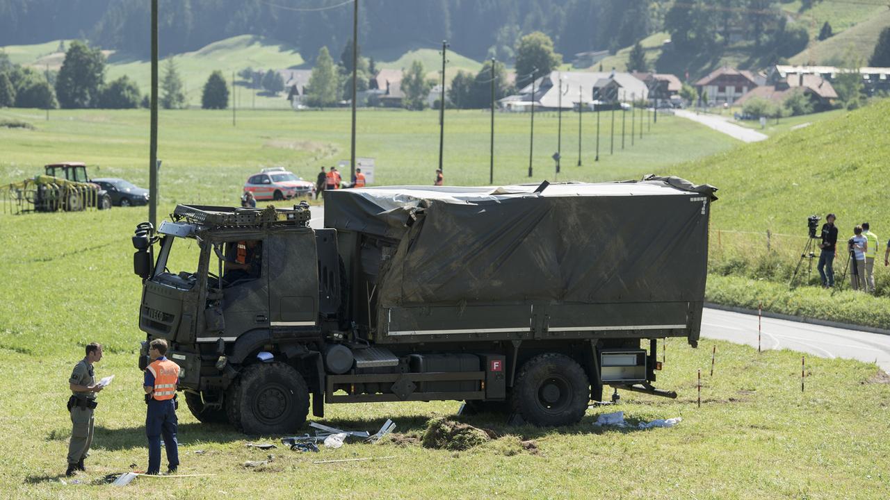 Le camion de l'armée s'est renversé dans un champ à Linden (BE). [Keystone - Peter Schneider]