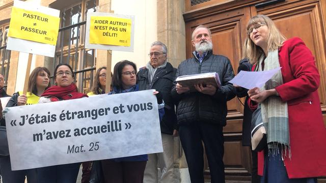 La manifestation de soutien au pasteur évangélique Norbert Valley, jeudi 25 octobre à Neuchâtel. [RTS - Gabrielle Desarzens]