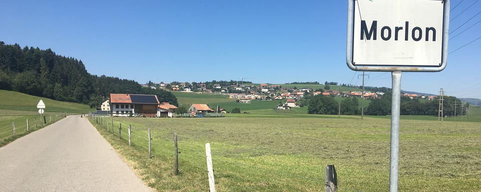 "On en parle" ramène sa fraise à Morlon (FR). [RTS - Delphine Sage]