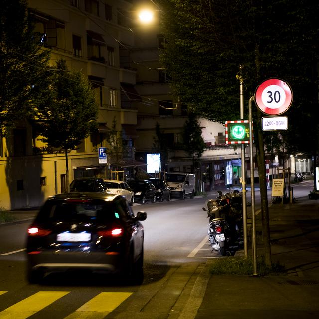 Une voiture roule de nuit à Lausanne. [Keystone - Jean-Christophe Bott]