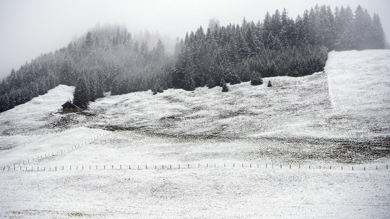 Les premières neiges de la saison, près d'Adelboden dans l'Oberland bernois, le 27 octobre 2018. [Keystone - Anthony Anex]