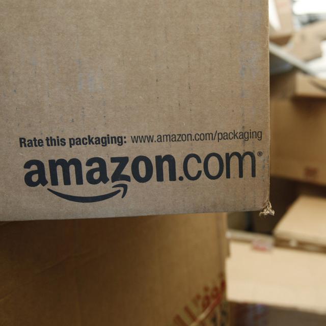 Le partenariat en discussion entre Amazon et La Poste suscite l'inquiétude des acteurs privés en Suisse. [AP/Keystone - Paul Sakuma]