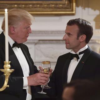 Donald Trump et Emmanuel Macron trinquent lors d'un dîner d'Etat à Washington. [AP Photo/Keystone - Susan Walsh]